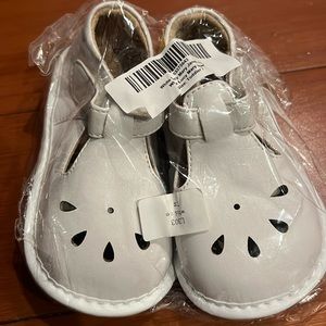 New size 7 toddler white squeaky shoes
